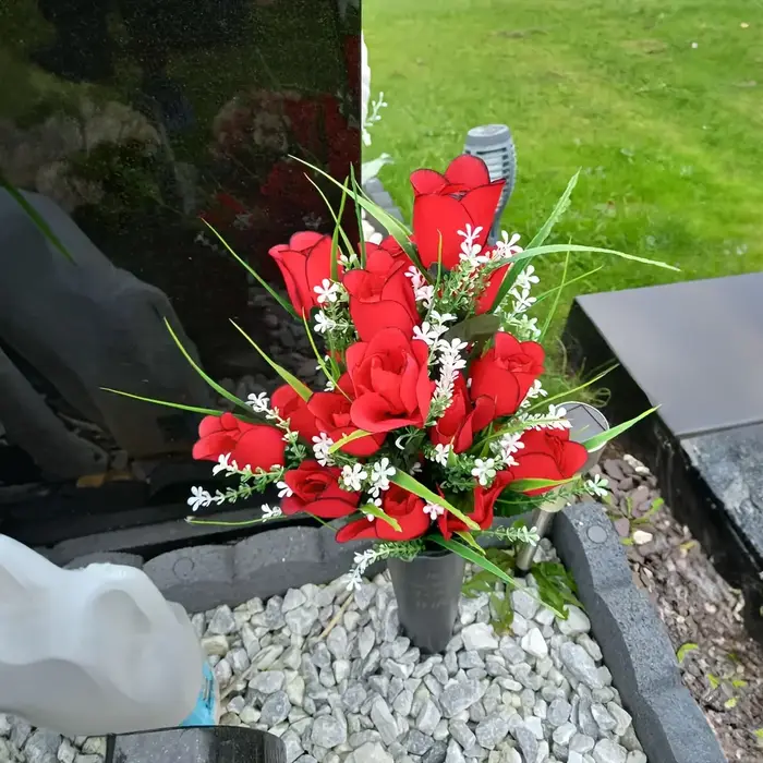 Roses artificielles pour tombes - Fleurs commémoratives extérieures vibrantes et résistantes aux intempéries avec vase - Parfaites pour les tributs funéraires
