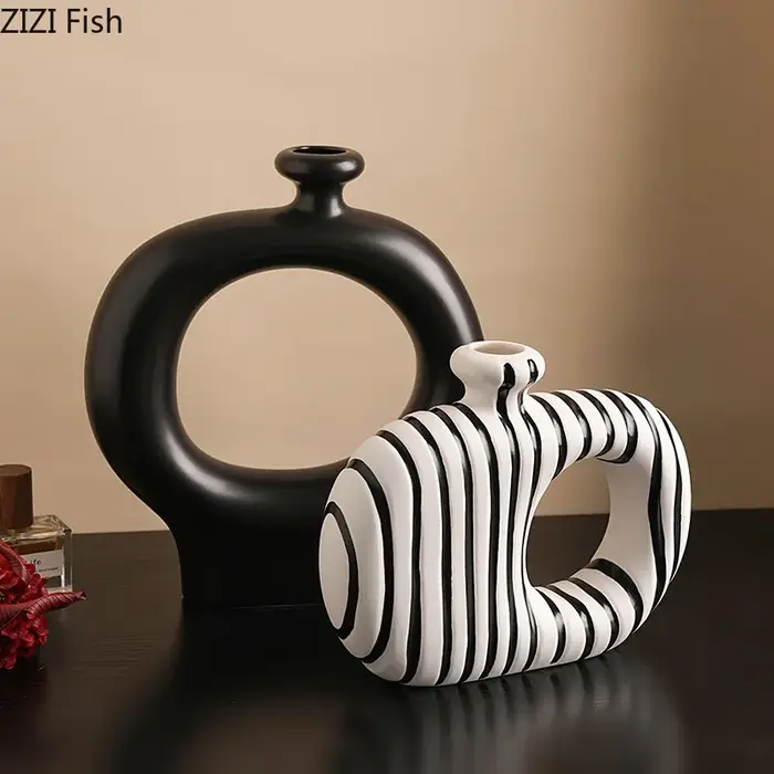 Vase en céramique à rayures zébrées
