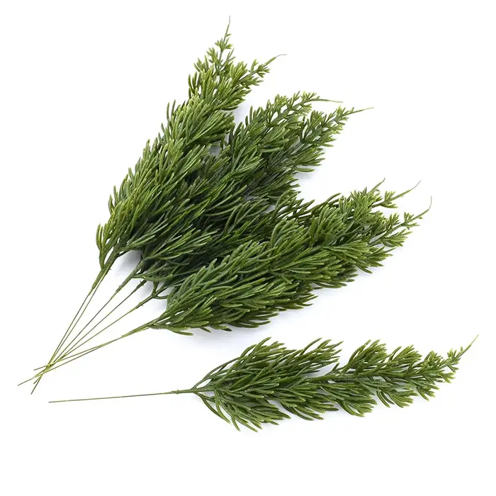 Plante artificielle de pin vert