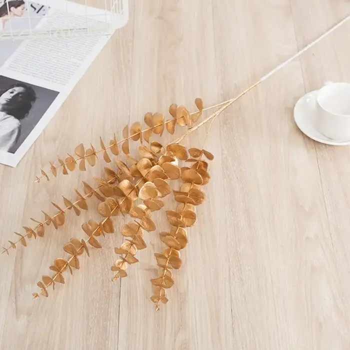 Fleur artificielle d'eucalyptus doré pour la décoration de la maison