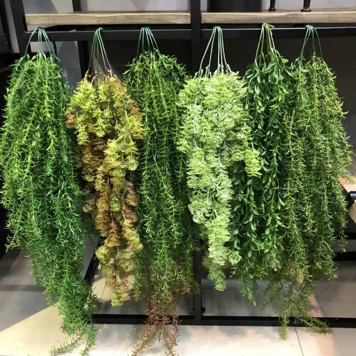 Plante verte artificielle en rotin à suspendre