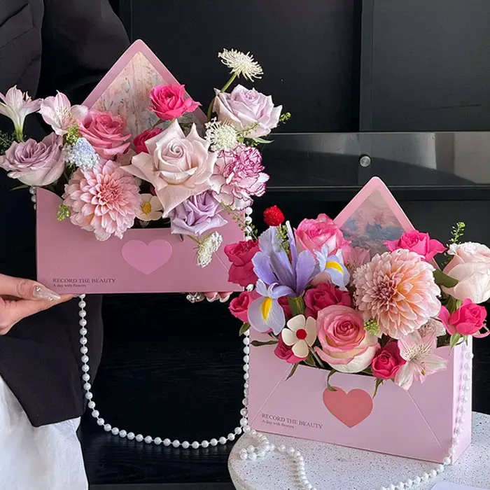 5 boîtes à fleurs en forme d'enveloppe