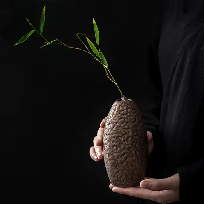 Vase en céramique vintage doré pour la décoration intérieure