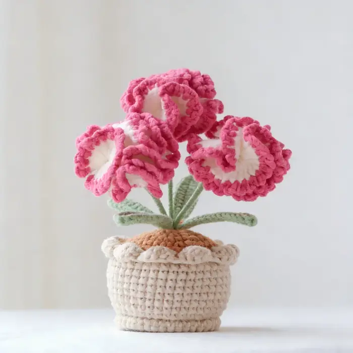 Plante en pot de carnations en laine crochetée à la main