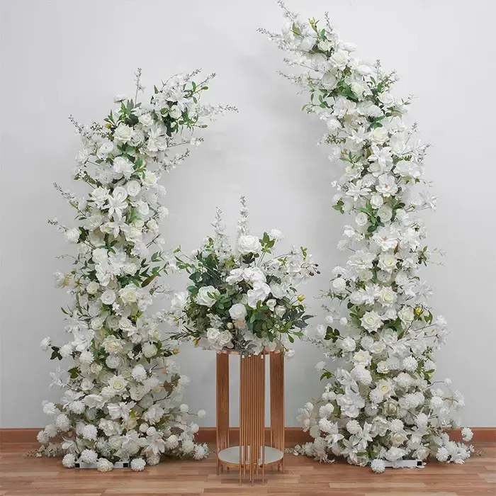 Arrangement de fleurs artificielles en arc de trompette