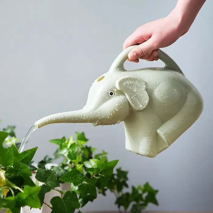 Arrosoir en plastique en forme d'éléphant