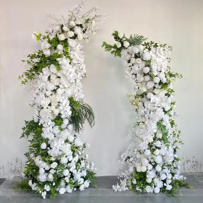 Décoration florale de mariage avec rangée de roses blanches et feuilles vertes