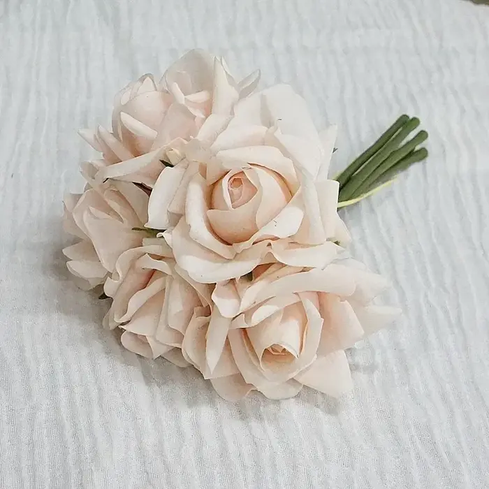 Roses artificielles hydratantes au toucher réel