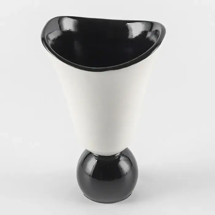Vase décoratif d'art moderne