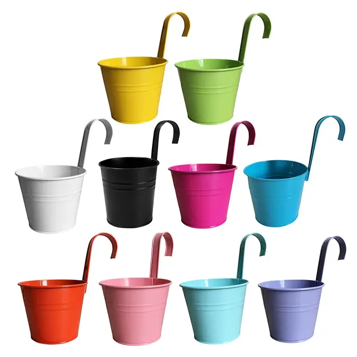 Pots de fleurs en métal avec trous de proximité