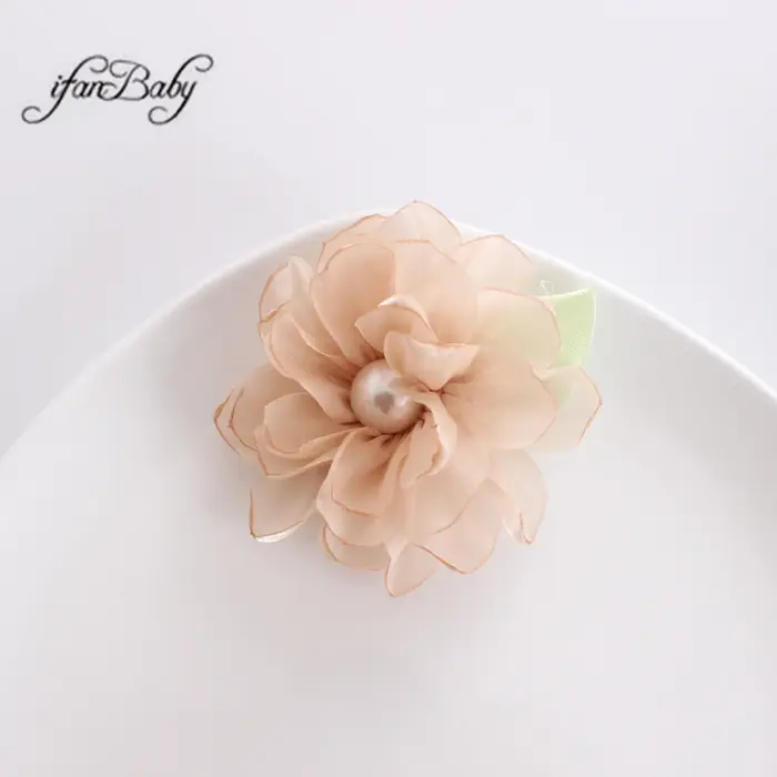 Fleurs en tissu avec centre perlé