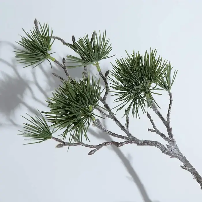 Arrangement floral, branche de pin artificielle verte