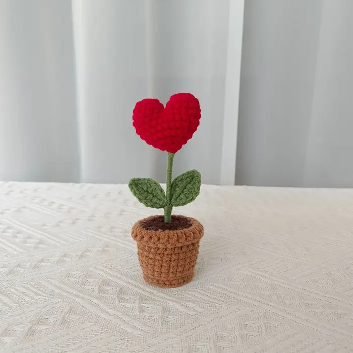 Nouvelles plantes en pot tricotées à la main