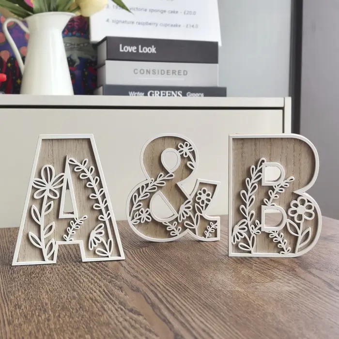 1 pièce de lettres de l'alphabet sculptées florales en bois rustique de 4.9 pouces, décor de pièce U