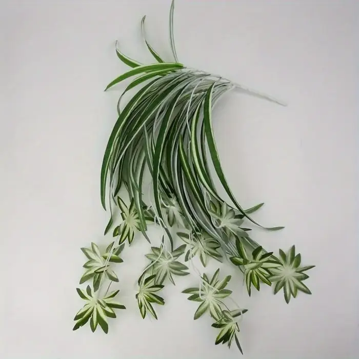 Plantes artificielles suspendues au mur