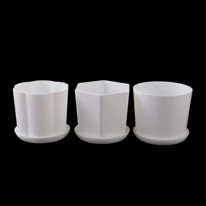 Pot de fleur polygonal minimaliste blanc avec plateau