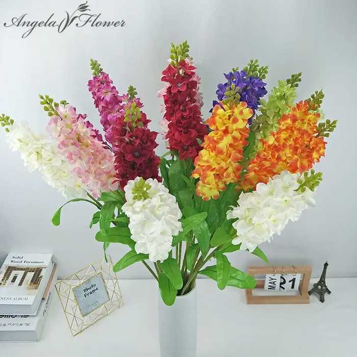 Branche de fleur violette artificielle de jacinthe avec feuille