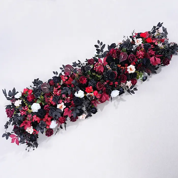 Rangée de fleurs de roses de palmier noir bordeaux