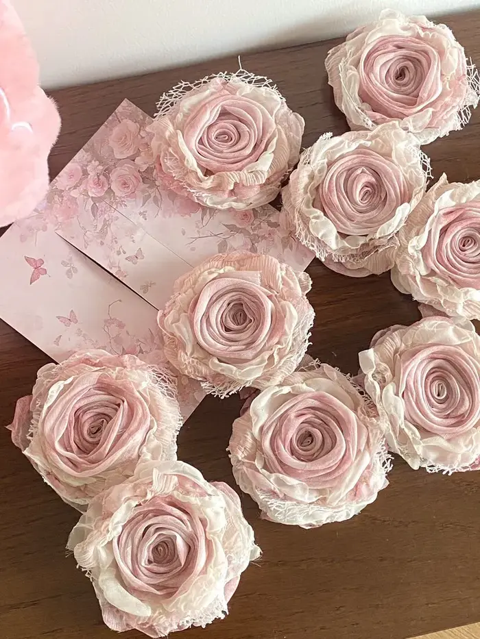 Fleurs de rose artisanales roses