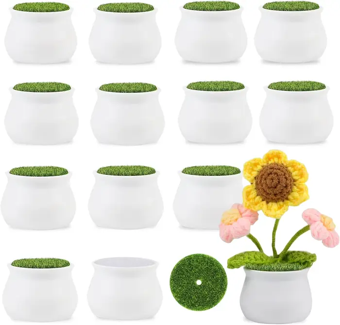 Lot de 12 petits pots blancs de 2 pouces en plastique avec mousse et gazon artificiel pour fleurs au crochet