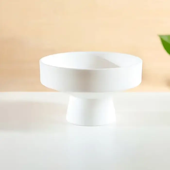 Pot de fleurs noir minimaliste moderne avec base large et peu profonde et pieds hauts pour la décora