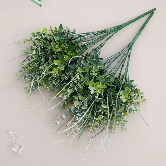Plante verte artificielle avec feuilles d'eucalyptus