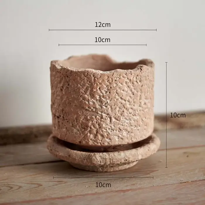 Petit pot de fleurs en céramique fait à la main