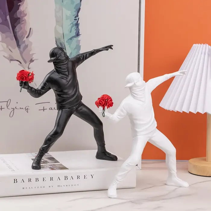 Banksy lance des fleurs, ornements, œuvres d'art abstraites, sculptures, figurines, décorations pour salons, bureaux, décoration intérieure, produit artisanal