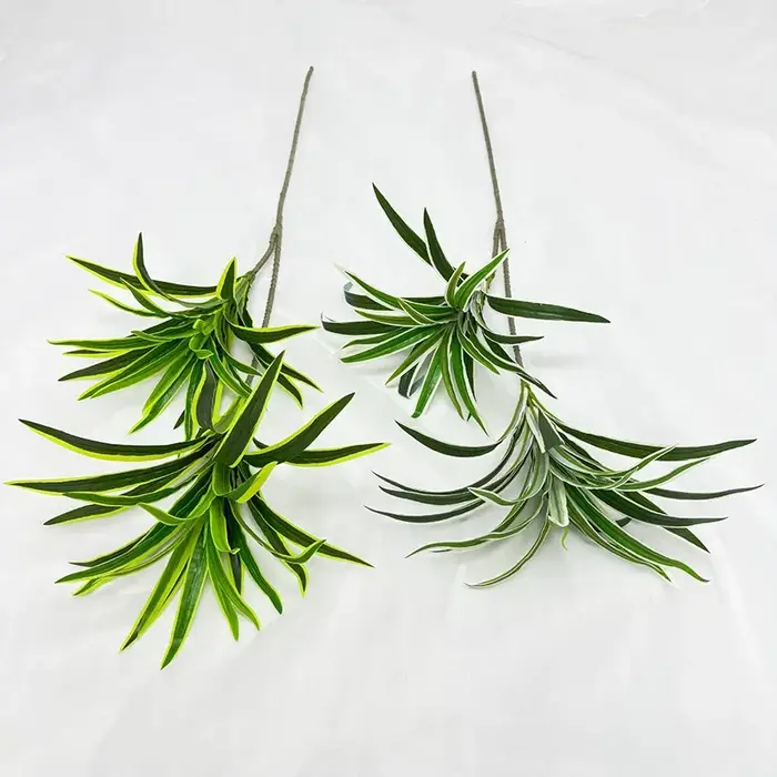 Plantes vertes en plastique
