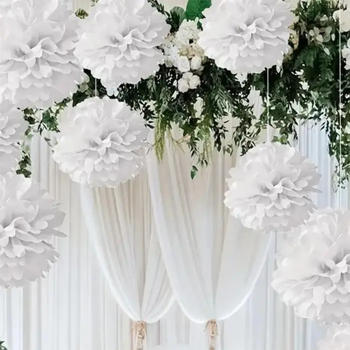 Boules de fleurs en papier blanc
