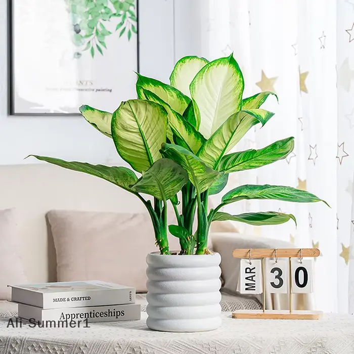 Pot de fleur en plastique semblable à une porcelaine