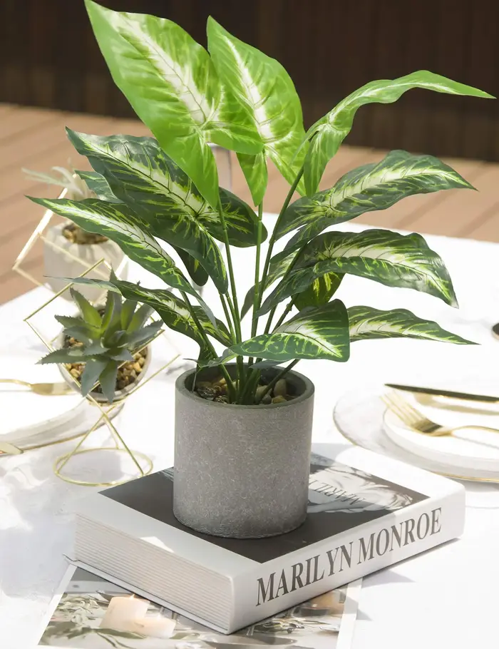 Petites fausses plantes artificielles en pot