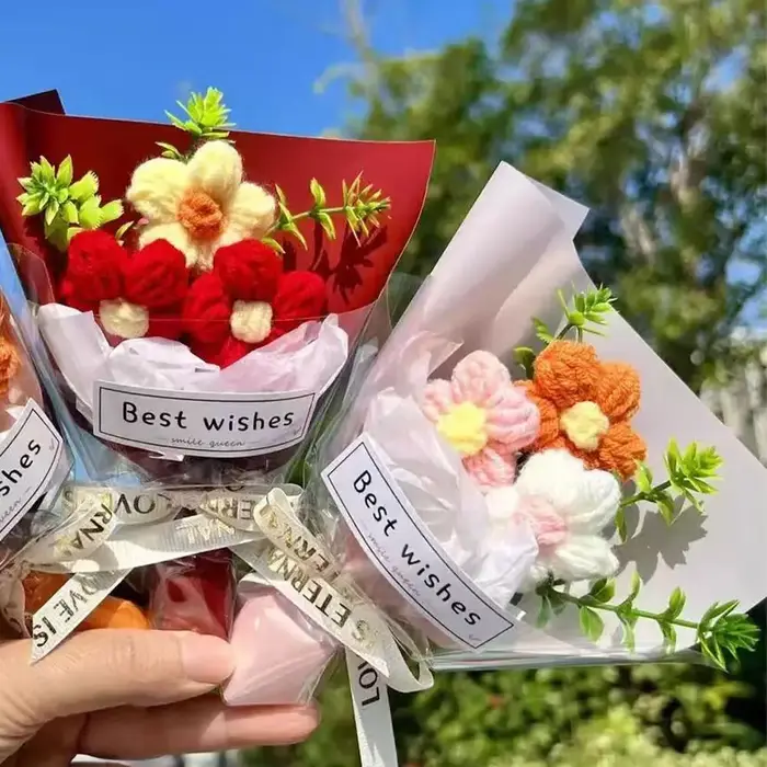 Mini bouquet de fleurs tricotées créatif