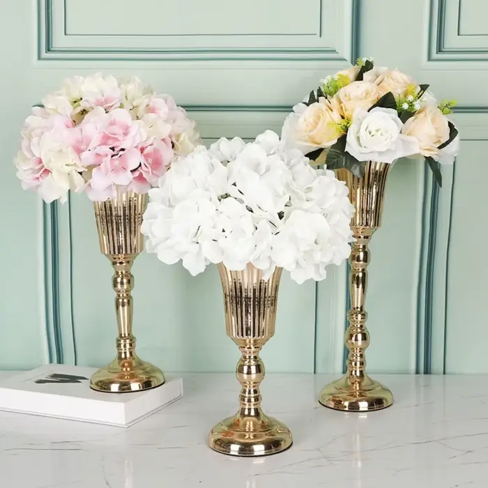 Vase romantique en fer forgé doré
