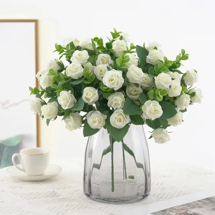 Fleurs artificielles, vases