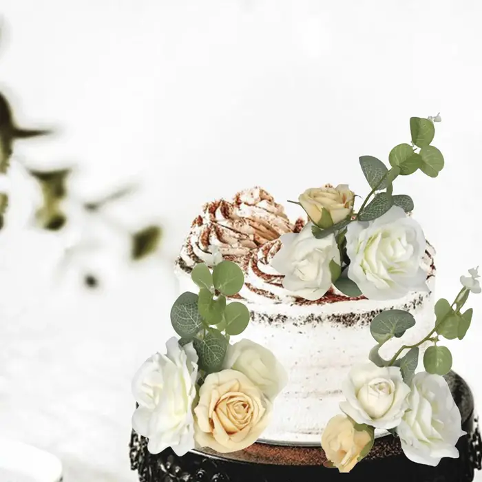 Décoration de gâteau bohème avec des fleurs blanches