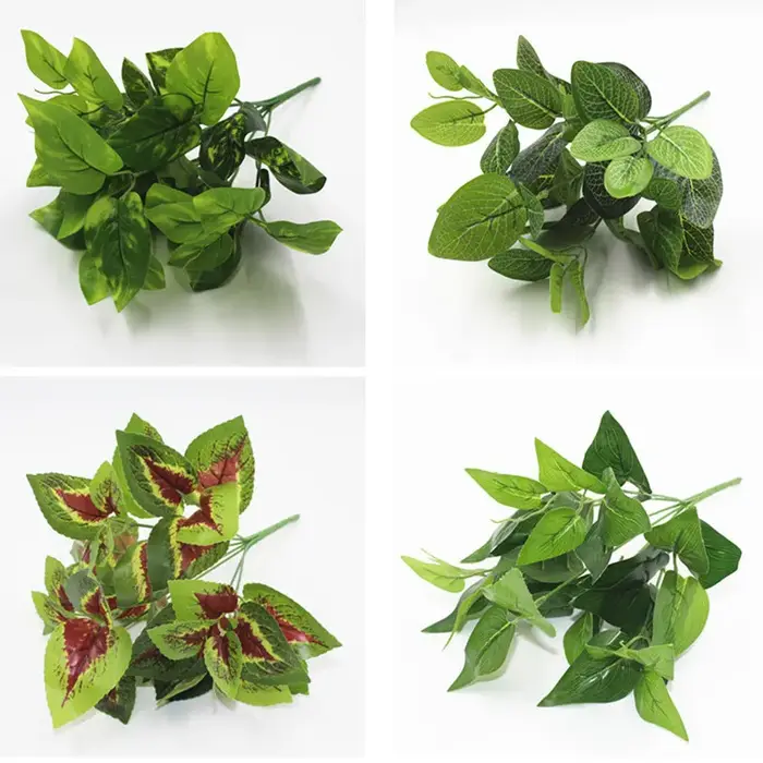 Plantes de fougère en plastique vert