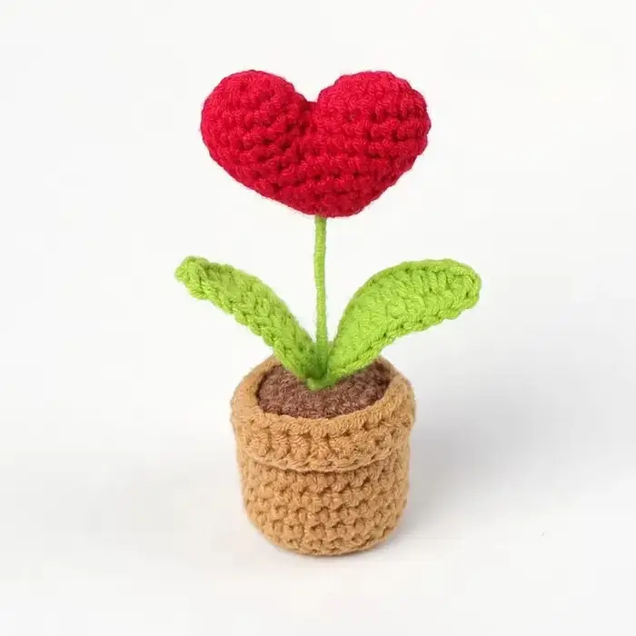 Pot de fleurs en forme de cœur au crochet fait main