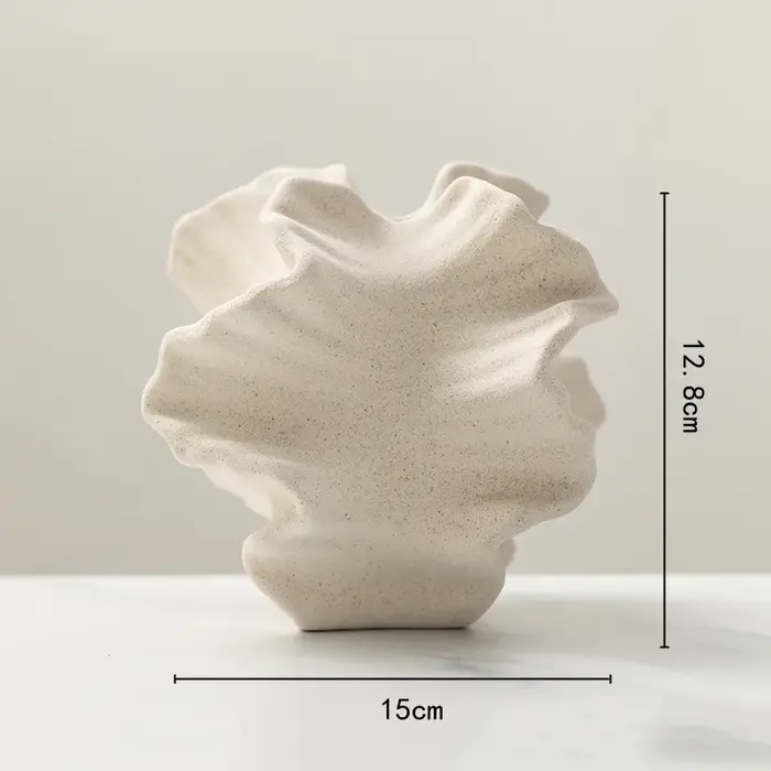 Vase en céramique à motifs géométriques ondulés