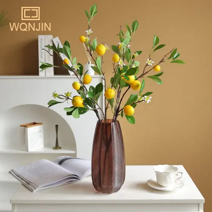 Branche de citron de luxe avec feuilles vertes