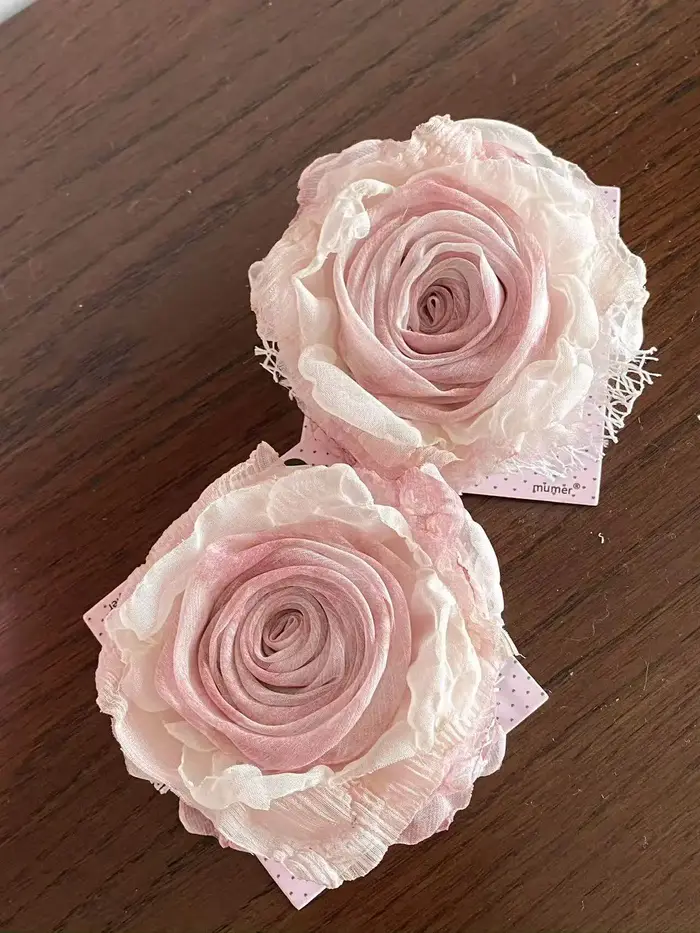 Fleurs de rose artisanales roses