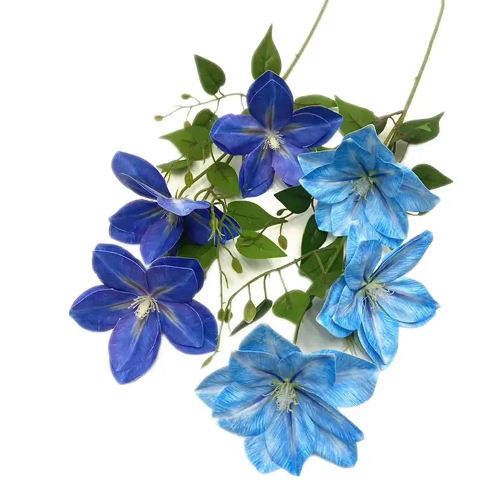 Une branche de fleur de clématites artificielle