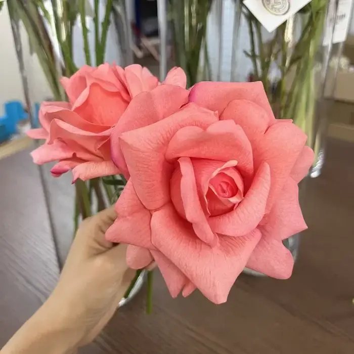 Roses artificielles hydratantes au toucher
