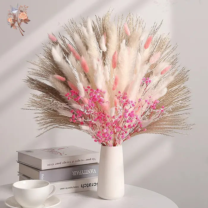 Bouquet de fleurs d'herbe de Pampas éternelle rose