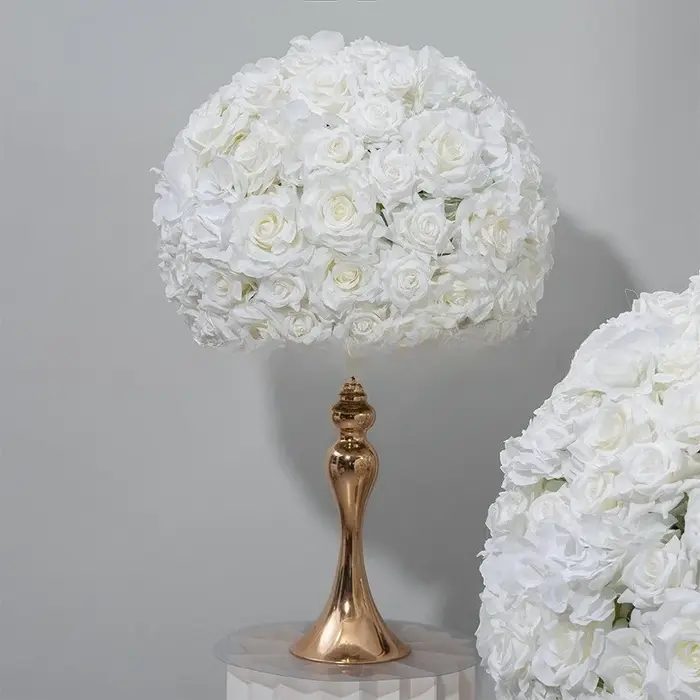 Nouvelles boules de fleurs de rêve ivoire exude le luxe dans les fenêtres d'exposition transformetent des tables de mariage en paramètres de banquet haut de gamme