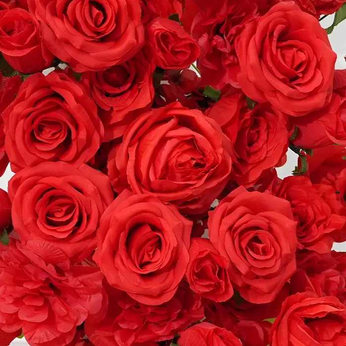 Décor de luxe en rangée de fleurs de roses rouges