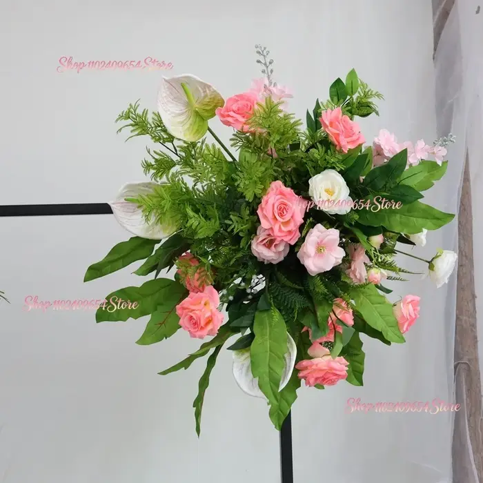 Décoration florale de luxe pour mariage : rangée de plantes vertes