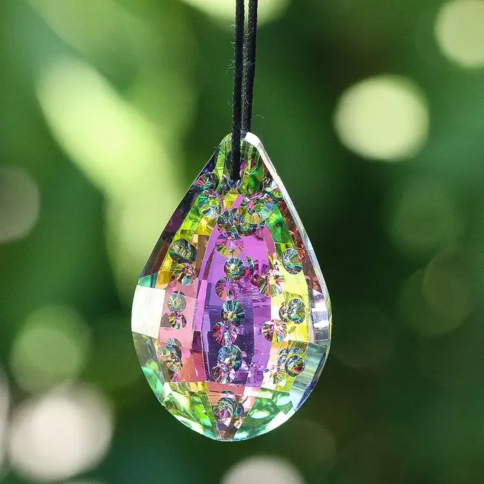 Pendentif en cristal de loquat en forme de larme colorée