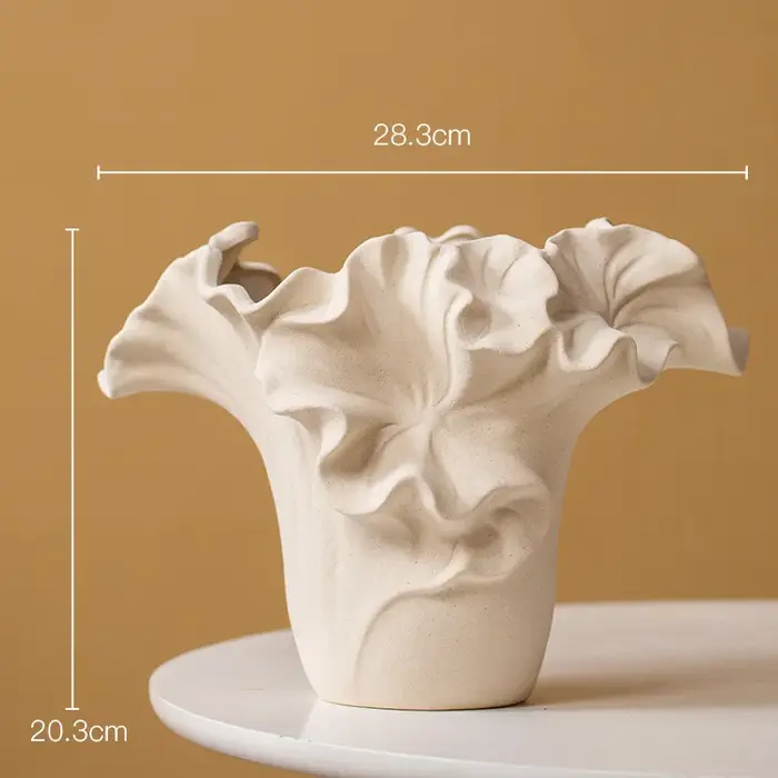 Vase en céramique plissé de pétales fait à la main