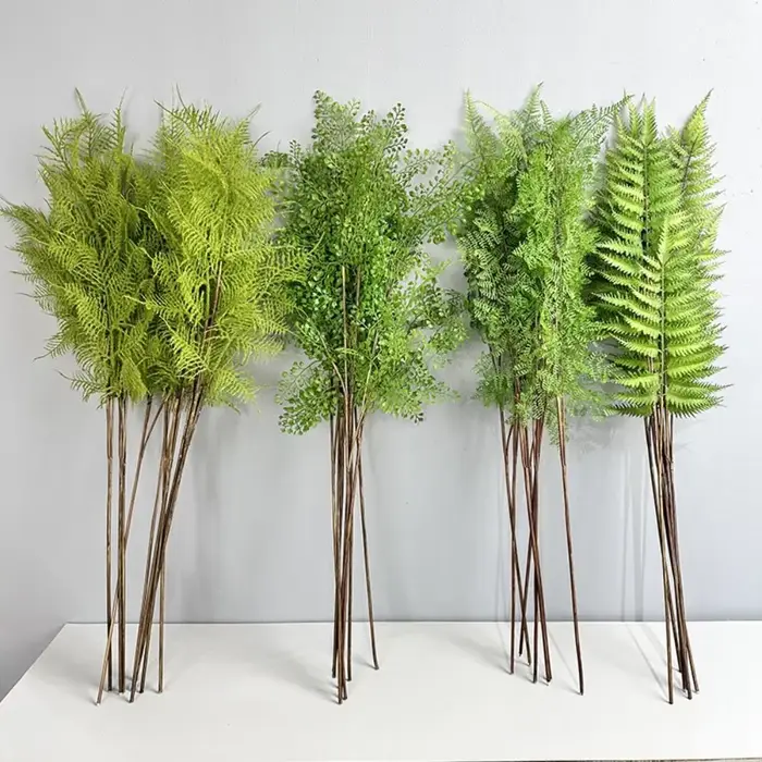 Branches de plantes de fougère artificielles réalistes